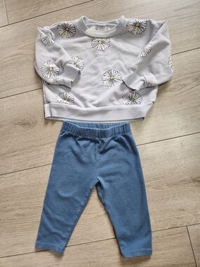5/20$Carter's Child of Mine 2-Piece Daisy Set Sweatshirt & Leggings 3-6 Months🩷